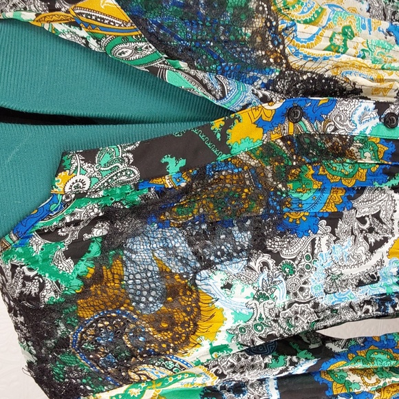 NY Collection- Woman's blouse, paisley pattern w/ lace - Picture 2 of 3